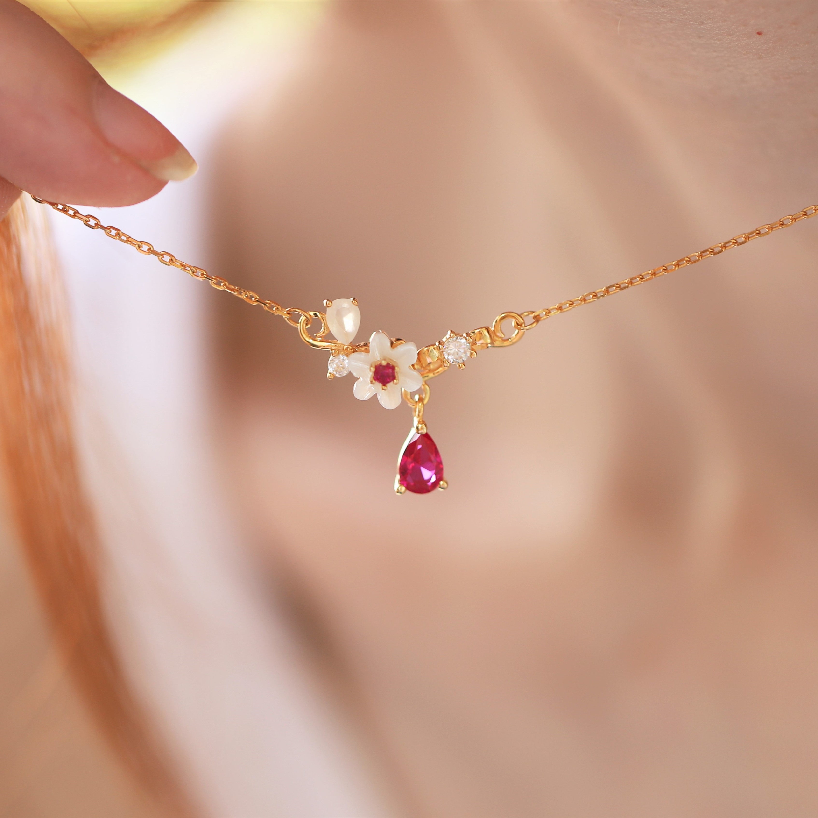 White Daisy Flower Necklace – d'happy Makers - Main Image