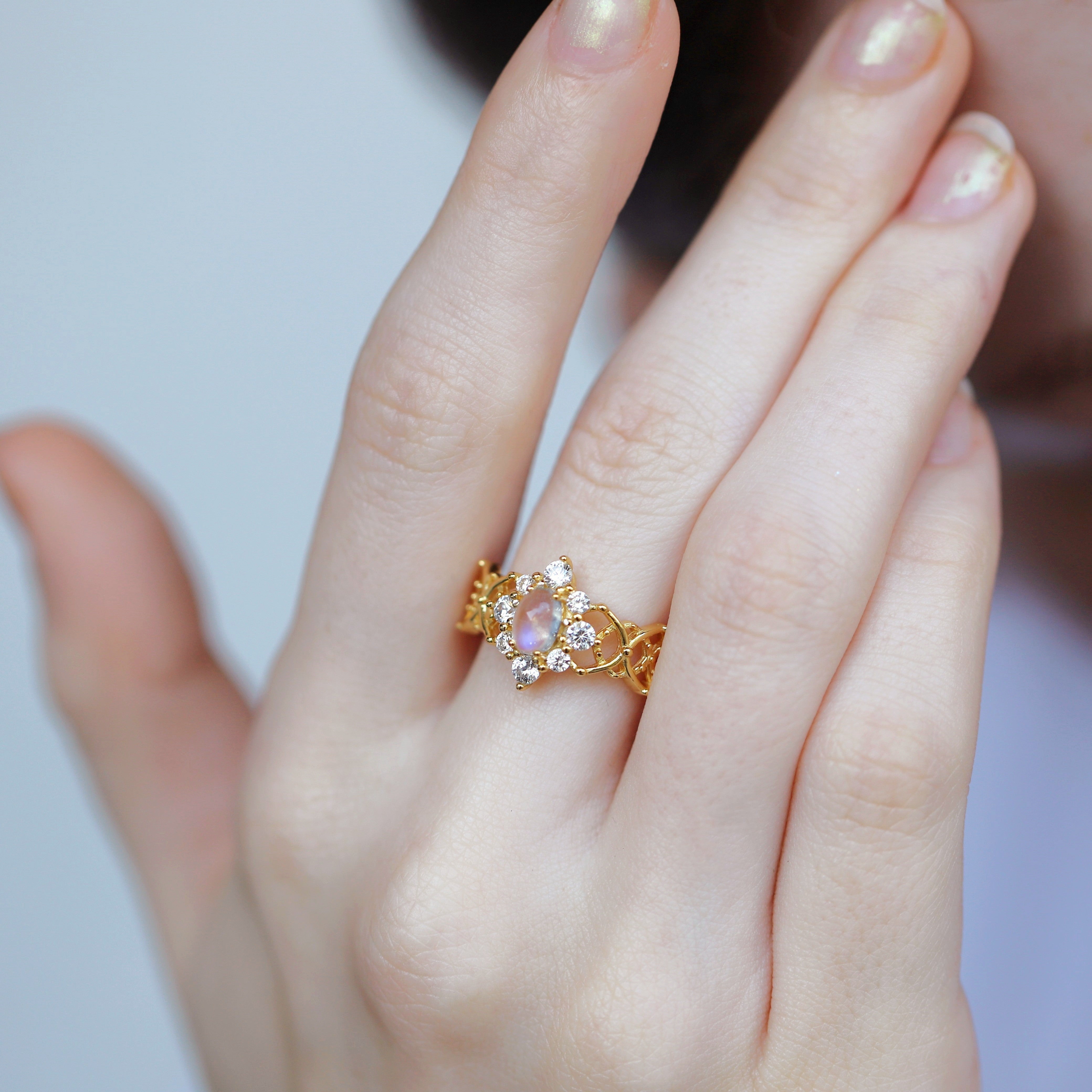 Montone Rang Antique Moonstone Ring Gold